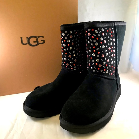 UGG CLASSIC SHORT STUD II Boots Size 8,10 - Picture 1 of 12
